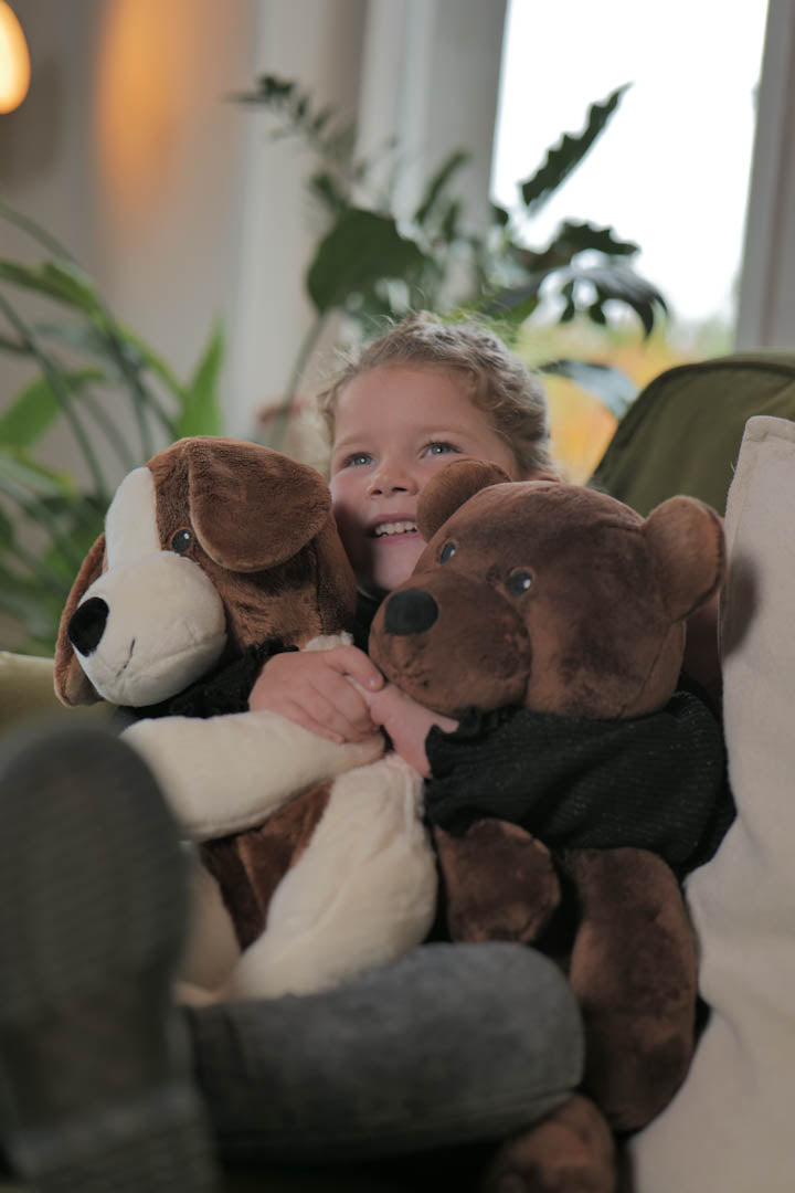 Meisje knuffeld met lotgenootje verzwaringsknuffels beer en hond